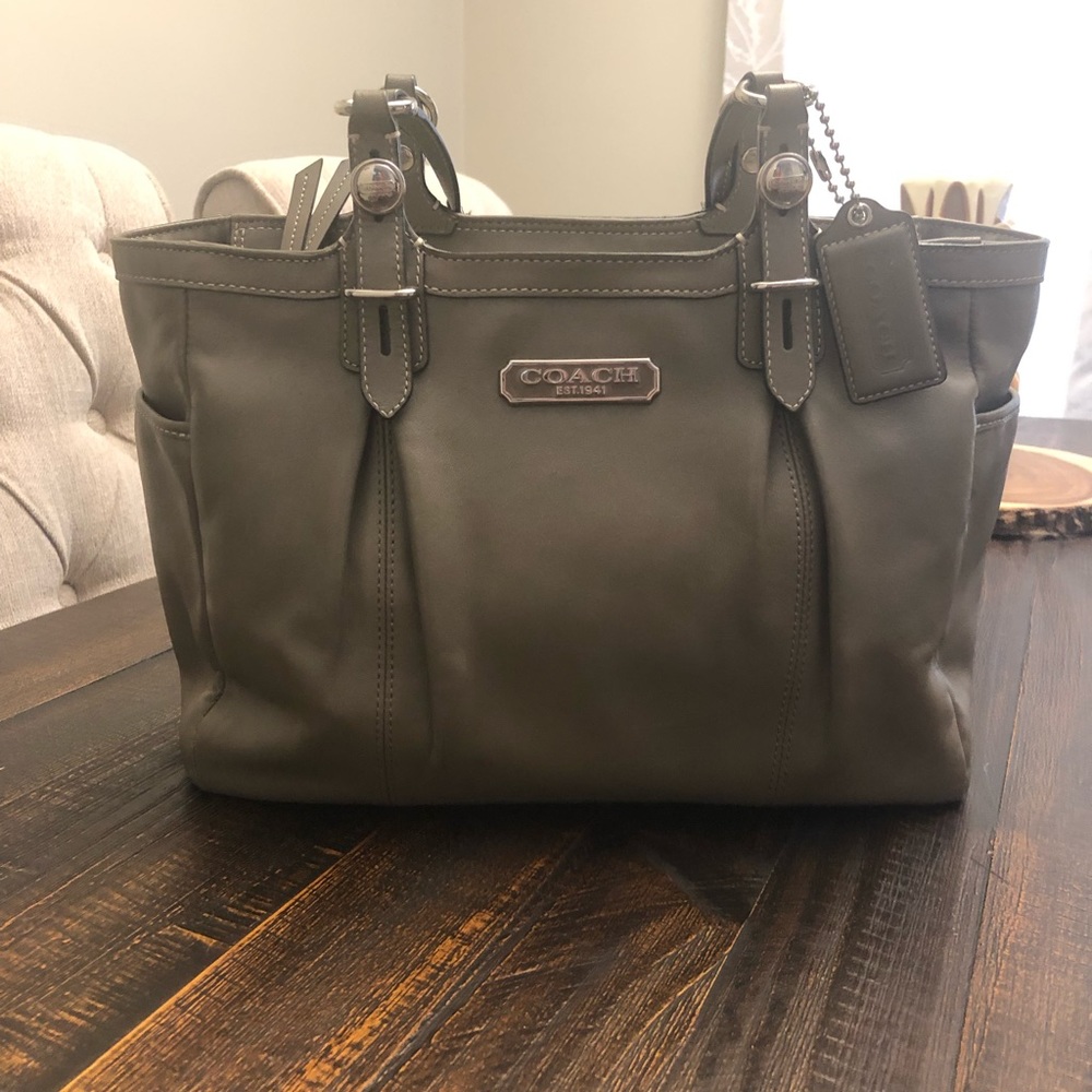 Coach East/West Gallery Leather Tote. J1082-F16565